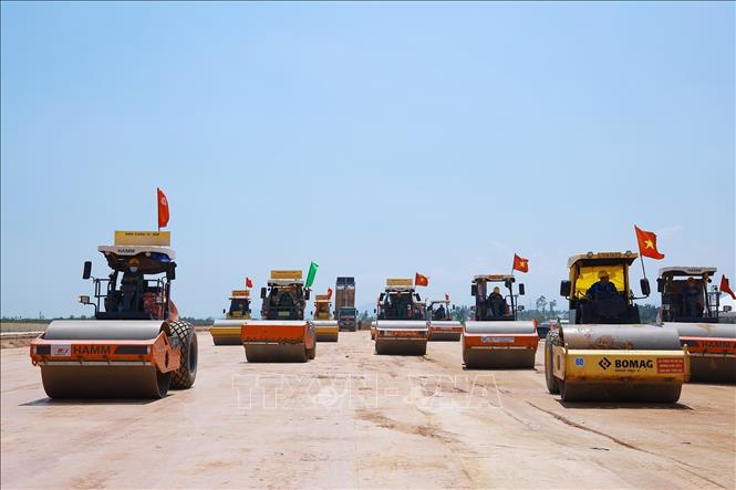 Công trường thi công dự án xây dựng đường cất hạ cánh số 2 Cảng hàng không Phù Cát (Gia Lai). Ảnh: Dương Giang-TTXVN
