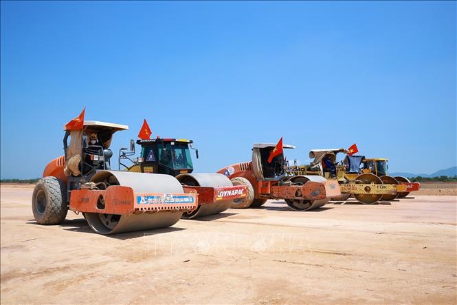 Công trường thi công dự án xây dựng đường cất hạ cánh số 2 Cảng hàng không Phù Cát (Gia Lai). Ảnh: Dương Giang-TTXVN
