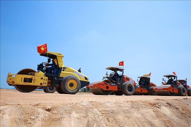 Công trường thi công dự án xây dựng đường cất hạ cánh số 2 Cảng hàng không Phù Cát (Gia Lai). Ảnh: Dương Giang-TTXVN
