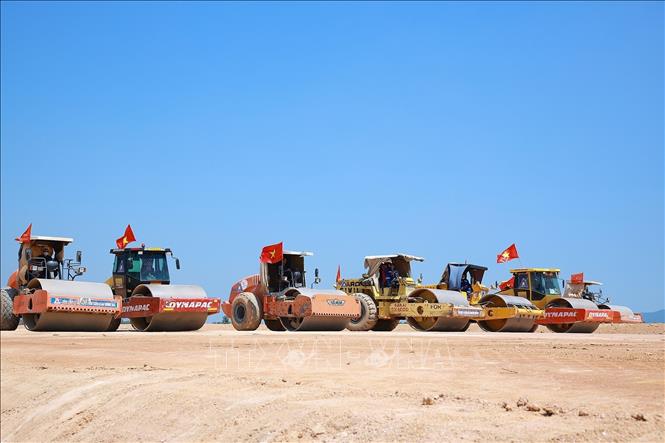 Công trường thi công dự án xây dựng đường cất hạ cánh số 2 Cảng hàng không Phù Cát (Gia Lai). Ảnh: Dương Giang-TTXVN
