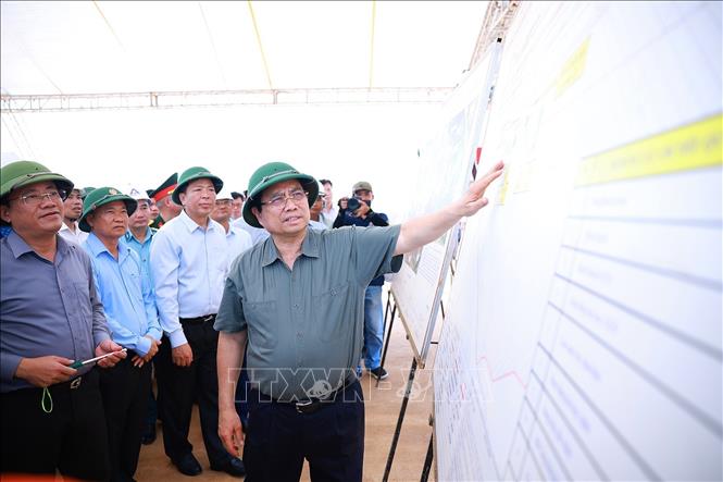Thủ tướng Phạm Minh Chính kiểm tra tiến độ thi công dự án xây dựng đường cất hạ cánh số 2 Cảng hàng không Phù Cát (Gia Lai). Ảnh: Dương Giang-TTXVN 