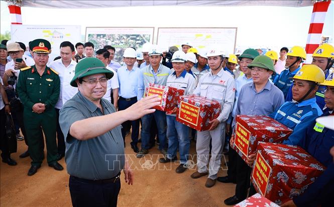 Thủ tướng Phạm Minh Chính giao nhiệm vụ cho các đơn vị thi công dự án xây dựng đường cất hạ cánh số 2 Cảng hàng không Phù Cát (Gia Lai). Ảnh: Dương Giang-TTXVN 