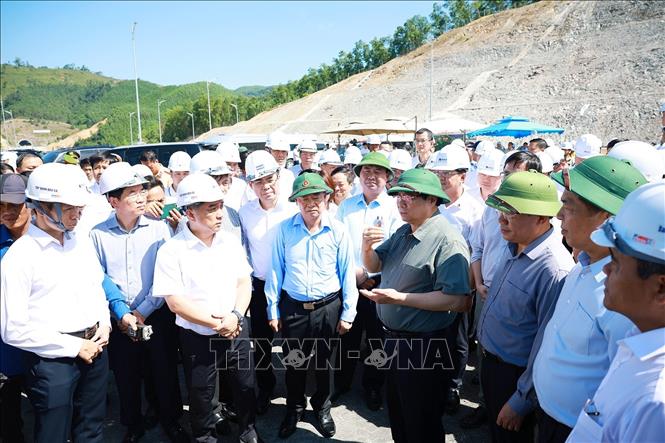 Thủ tướng Phạm Minh Chính giao nhiệm vụ cho các đơn vị thi công dự án xây dựng đường cất hạ cánh số 2 Cảng hàng không Phù Cát (Gia Lai). Ảnh: Dương Giang-TTXVN 