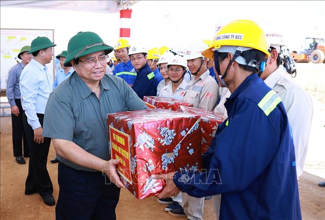 Thủ tướng Phạm Minh Chính tặng quà các đơn vị thi công dự án xây dựng đường cất hạ cánh số 2 Cảng hàng không Phù Cát (Gia Lai). Ảnh: Dương Giang-TTXVN 