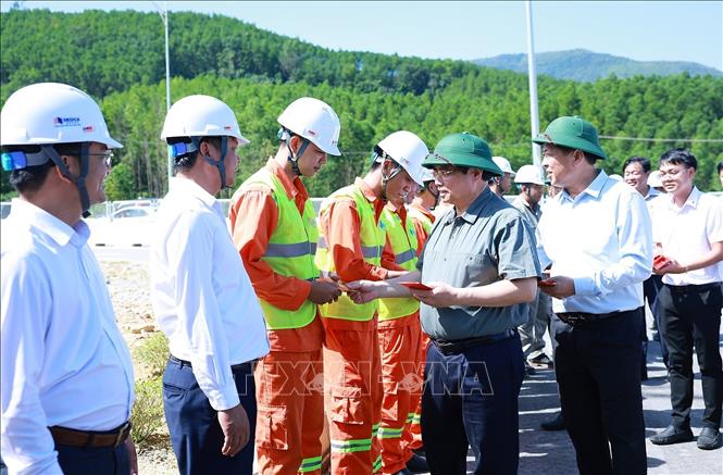 Thủ tướng Phạm Minh Chính động viên các đơn vị thi công Dự án tuyến đường cao tốc đoạn Hoài Nhơn - Quy Nhơn. Ảnh: Dương Giang-TTXVN 
