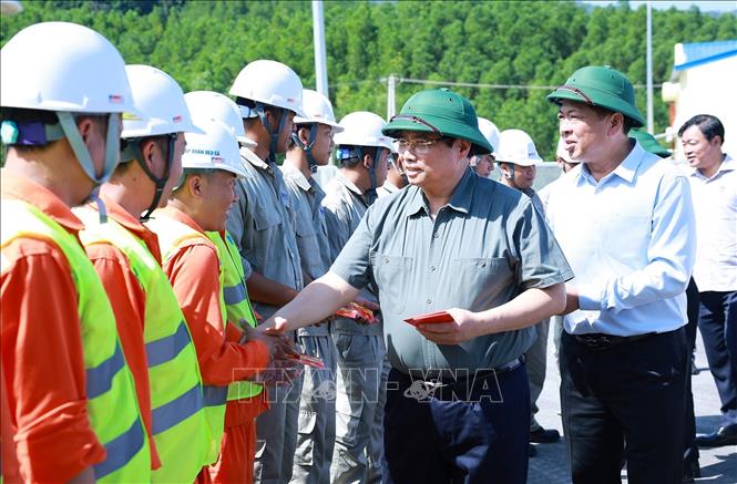 Thủ tướng Phạm Minh Chính động viên các đơn vị thi công Dự án tuyến đường cao tốc đoạn Hoài Nhơn - Quy Nhơn. Ảnh: Dương Giang-TTXVN 
