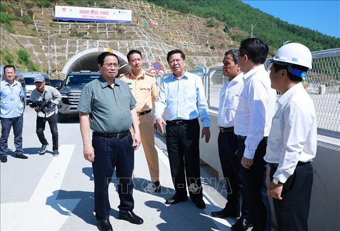 Thủ tướng Phạm Minh Chính kiểm tra Dự án tuyến đường cao tốc đoạn Quảng Ngãi - Hoài Nhơn. Ảnh: Dương Giang-TTXVN 
