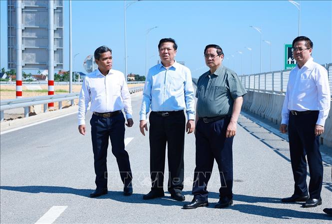 Thủ tướng Phạm Minh Chính kiểm tra Dự án tuyến đường cao tốc đoạn Quảng Ngãi - Hoài Nhơn. Ảnh: Dương Giang-TTXVN 
