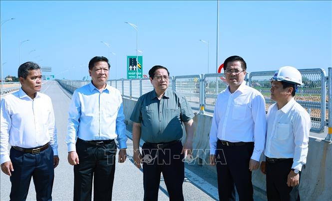 Thủ tướng Phạm Minh Chính kiểm tra Dự án tuyến đường cao tốc đoạn Quảng Ngãi - Hoài Nhơn. Ảnh: Dương Giang-TTXVN 
