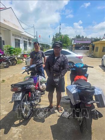 Lực lượng chức năng bắt giữ Nguyễn Huỳnh Lợi cùng xe mô tô và điện thoại mới mua khi đang trên đường trốn về quê ở tỉnh An Giang. Ảnh: TTXVN phát