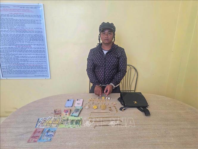 Đối tượng Nguyễn Huỳnh Lợi cùng tang vật gồm tiền mặt và nhiều trang sức vàng tại cơ quan Công an tỉnh Tây Ninh. Ảnh: TTXVN phát