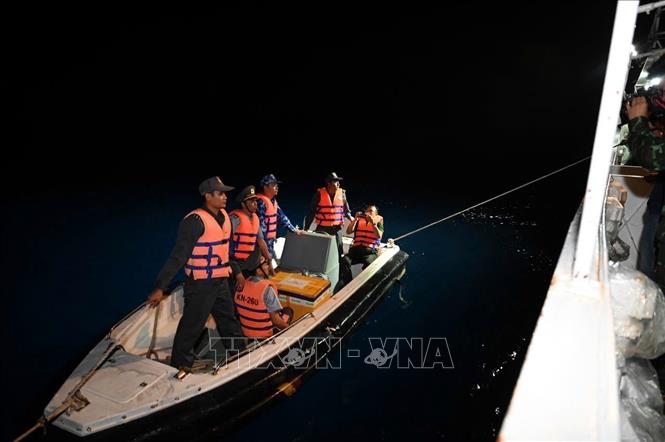 Tổ bầu cử di chuyển từ tàu Kiểm ngư 260 sang tàu Cảnh sát biển 6008 để tổ chức công tác bầu cử. Ảnh: TTXVN phát 