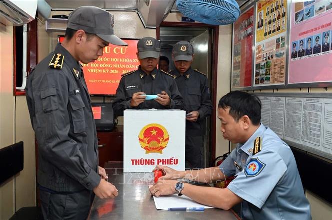 Cử tri trên tàu Cảnh sát biển 6008 thực hiện quyền và nghĩa vụ bầu cử của mình. Ảnh: TTXVN phát 