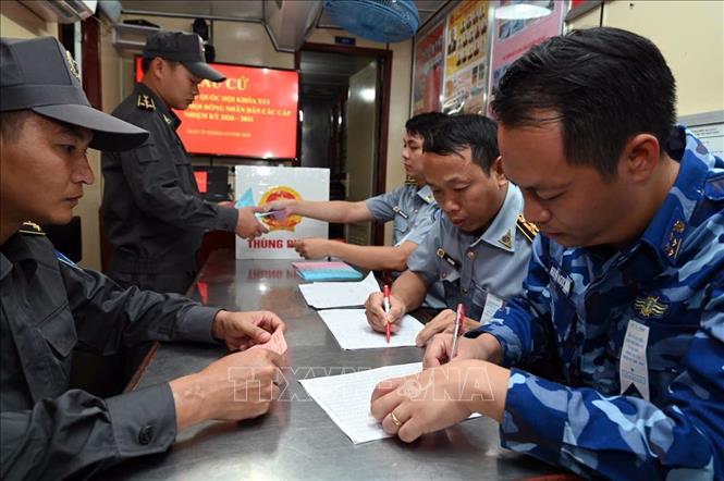 Tổ bầu cử đi trên tàu Kiểm ngư 260 ghi, phát phiếu bầu cho cử tri trên tàu Cảnh sát biển 6008. Ảnh: TTXVN phát 
