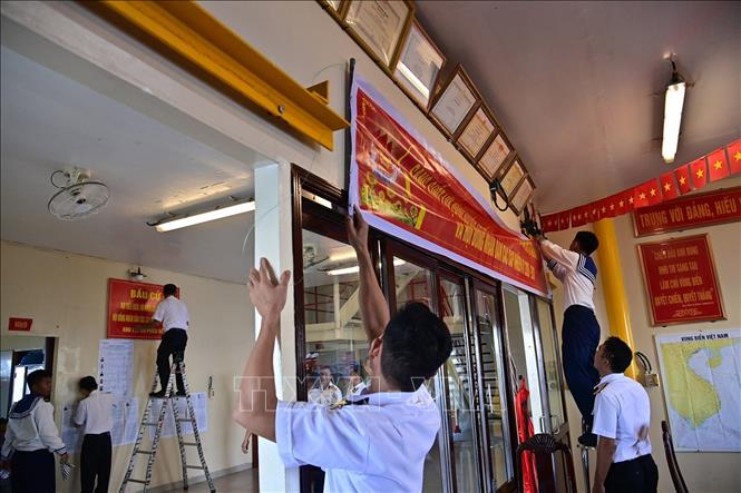 Trang trí phòng bầu cử trên nhà giàn DK1/9. Ảnh: TTXVN phát 