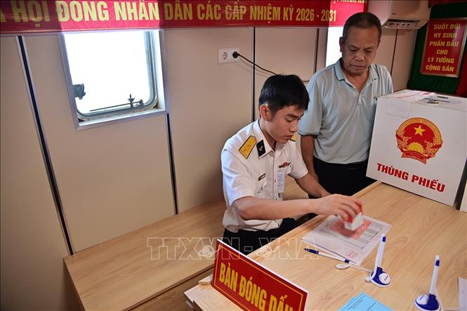 Đóng dấu cử tri tàu Hải An 68 hoàn thành quyền và nghĩa vụ công dân. Ảnh: TTXVN phát 