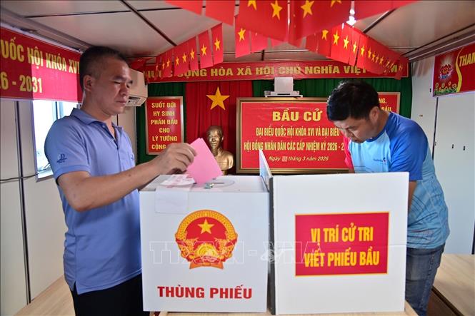 Thuyền viên tàu Hải An 68 bỏ phiếu bầu cử trên tàu Trường Sa 04. Ảnh: TTXVN phát 