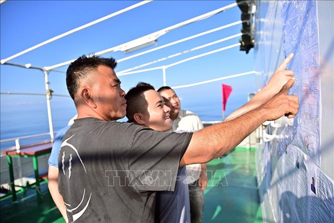 Cử tri tàu Hải An 68 tìm hiểu danh sách niêm yết các ứng viên Đại biểu Quốc hội Khóa XVI và đại biểu HĐND Thành phố Hồ Chí Minh nhiệm kỳ 2026 - 2031. Ảnh: TTXVN phát