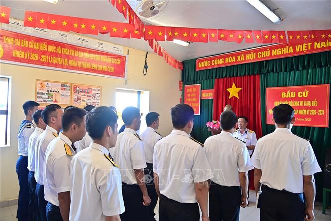 Cử tri trên Nhà giàn DK1/9 nghe phổ biến các quy định bầu cử. Ảnh: TTXVN phát 