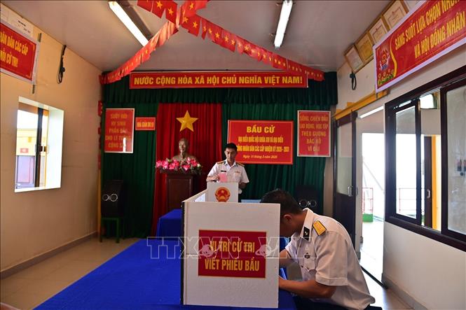 Cử tri trên Nhà giàn DK1/9 thực hiện bỏ phiếu bầu. Ảnh: TTXVN phát 