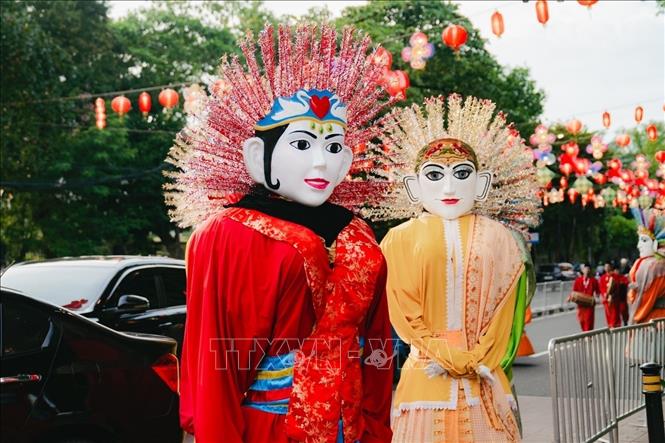 Cặp búp bê khổng lồ Ondel-Ondel, biểu tượng văn hóa của thành phố Jakarta. Ảnh: Đỗ Quyên – PV TTXVN tại Indonesia