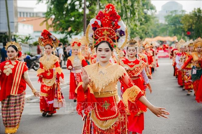 Các nghệ sĩ trong điệu múa truyền thống. Ảnh: Đỗ Quyên – PV TTXVN tại Indonesia