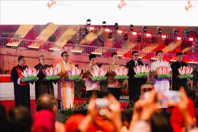 Phó Tổng thống Indonesia Gibran Rakabuming Raka (thứ tư từ phải sang) chủ trì lễ thả hoa sen. Ảnh: Đỗ Quyên – PV TTXVN tại Indonesia

