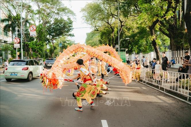 Biểu diễn múa rồng trên đường phố. Ảnh: Đỗ Quyên – PV TTXVN tại Indonesia