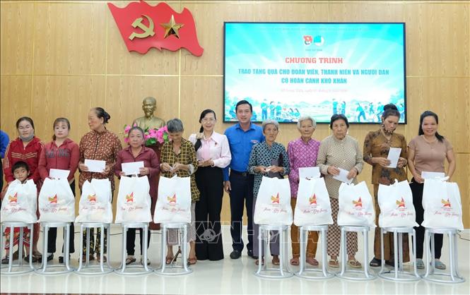 Trao quà cho người dân có hoàn cảnh khó khăn. Ảnh: Đức Hạnh - TTXVN