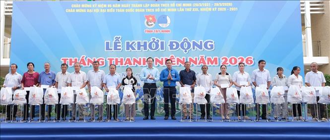 Trao quà cho người dân có hoàn cảnh khó khăn. Ảnh: Đức Hạnh - TTXVN