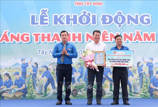 Công ty Cổ phần Dầu nhớt và hóa chất Miền Nam trao tặng 500 phần quà tổng giá trị 250 triệu đồng, cho người dân có hoàn cảnh khó khăn. Ảnh: Đức Hạnh - TTXVN