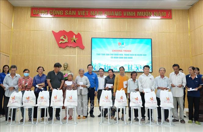 Trao quà cho người dân có hoàn cảnh khó khăn. Ảnh: Đức Hạnh - TTXVN