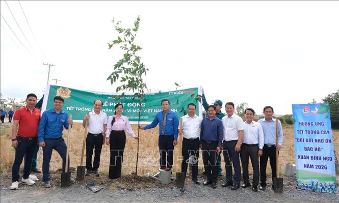 Đại biểu trồng cây trong Tháng Thanh niên. Ảnh: Đức Hạnh - TTXVN