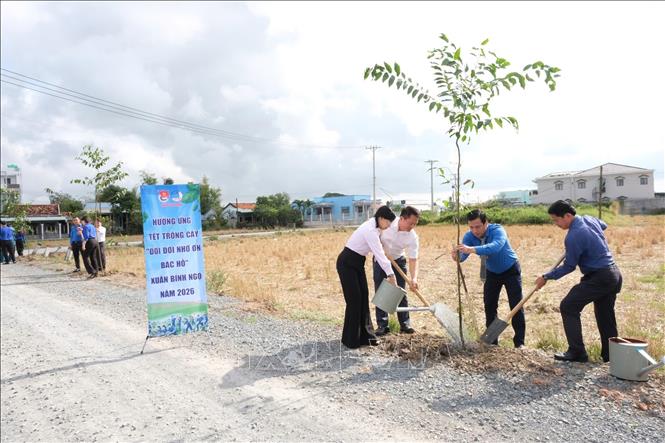 Đại biểu trồng cây trong Tháng Thanh niên. Ảnh: Đức Hạnh - TTXVN
