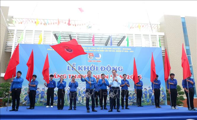 Phó Chủ tịch UBND tỉnh Tây Ninh Đoàn Trung Kiên trao cờ truyền thống tại lễ khởi động Tháng Thanh niên năm 2026. Ảnh: Đức Hạnh - TTXVN