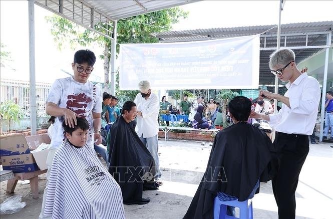 Tổ chức cắt tóc miễn phí cho người dân trên địa bàn xã Nhơn Hội, tỉnh An Giang. Ảnh: Công Mạo-TTXVN