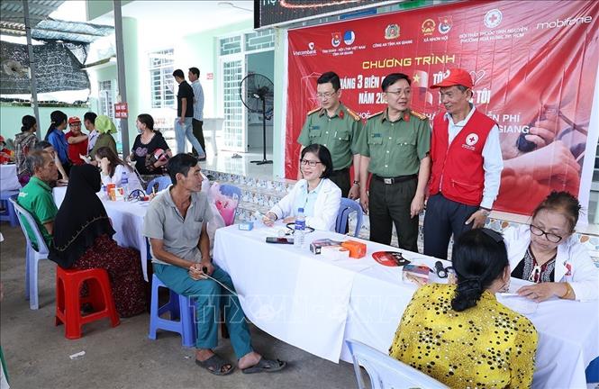 Khám bệnh và cấp thuốc miễn phí cho hơn người dân hoàn cảnh khó khăn trên địa bàn xã biên giới Nhơn Hội, tỉnh An Giang. Ảnh: Công Mạo-TTXVN