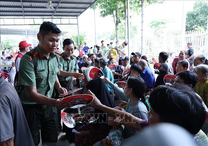 Đoàn viên thanh niên Công an tỉnh An Giang tuyên truyền pháp luật về phòng, chống ma tuý, buôn lậu, xuất nhập cảnh trái phép cho người dân trên địa bàn xã Nhơn Hội, tỉnh An Giang. Ảnh: Công Mạo-TTXVN
