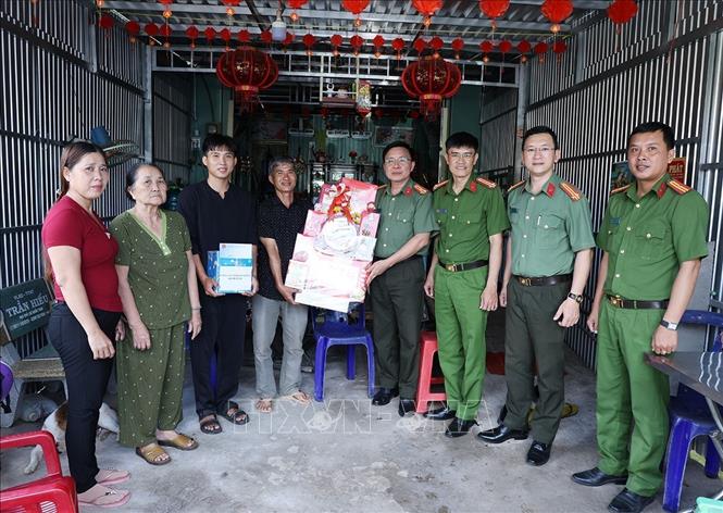 Thăm, tặng quà tân binh tham gia nghĩa vụ Công an nhân dân chuẩn bị nhập ngũ trên địa bàn xã biên giới Nhơn Hội, tỉnh An Giang. Ảnh: Công Mạo-TTXVN