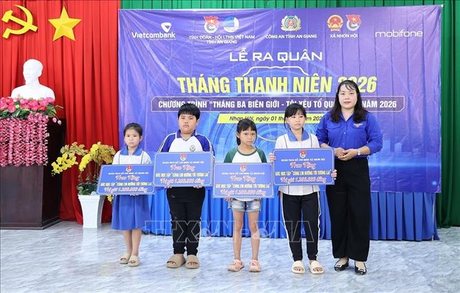 Trao bảng tượng trưng 4 góc học tập cho các em học sinh có hoàn cảnh khó khăn trên địa bàn xã Nhơn Hội. Ảnh: Công Mạo-TTXVN