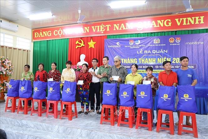 Trao tặng quà cho gia đình chính sách, hộ nghèo trên địa bàn xã Nhơn Hội, tỉnh An Giang. Ảnh: Công Mạo-TTXVN