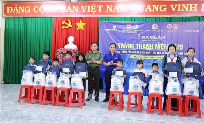 Trao tặng quà cho gia đình chính sách, hộ nghèo trên địa bàn xã Nhơn Hội, tỉnh An Giang. Ảnh: Công Mạo-TTXVN