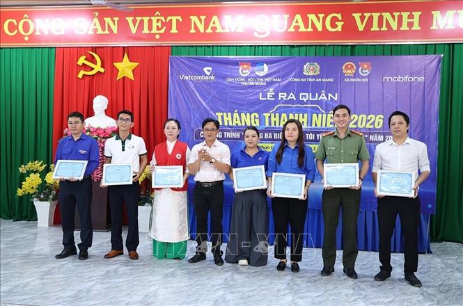 Đại diện UBND xã Nhơn Hội trao thư cảm ơn cho các đơn vị đồng hành cùng Ban Thanh niên Công an tỉnh An Giang. Ảnh: Công Mạo-TTXVN
