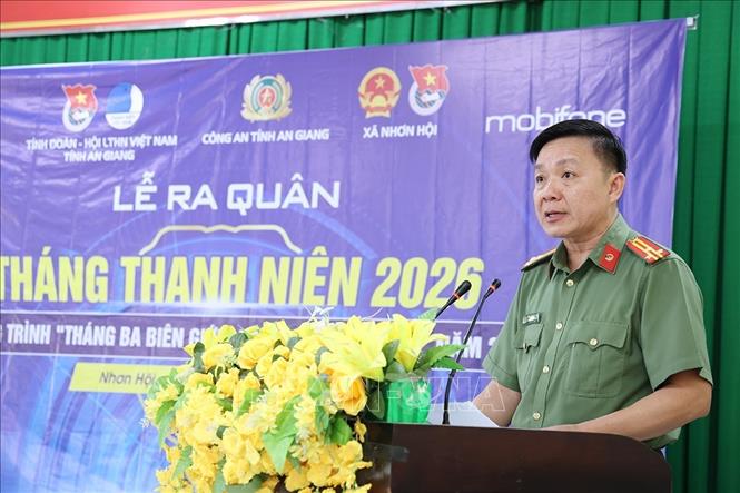 Thượng tá Phan Quốc Dũng, Phó Trưởng phòng Công tác chính trị Công an tỉnh An Giang phát biểu tại buổi lễ. Ảnh: Công Mạo-TTXVN