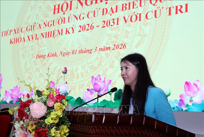 Phó Bí thư Tỉnh ủy, Chủ tịch Ủy ban MTTQ Việt Nam tỉnh Lạng Sơn Đoàn Thu Hà trình bày chương trình hành động với cử tri địa phương. Ảnh: Văn Đạt - TTXVN