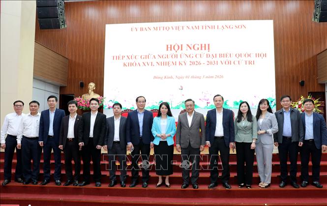 Chủ nhiệm Ủy ban Kiểm tra Trung ương Trần Sỹ Thanh cùng các ứng cử viên đại biểu Quốc hội khóa XVI, thuộc đơn vị bầu cử số 1 tỉnh Lạng Sơn chụp ảnh với lãnh đạo và cử tri 4 phường trung tâm tỉnh Lạng Sơn. Ảnh: Văn Đạt - TTXVN