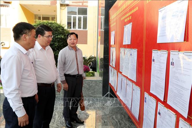 Cử tri tỉnh Lạng Sơn nghiên cứu tiểu sử tóm tắt những người ứng cử đại biểu Quốc hội khóa XVI và HĐND các cấp, nhiệm kỳ 2026-2031. Ảnh: Văn Đạt - TTXVN