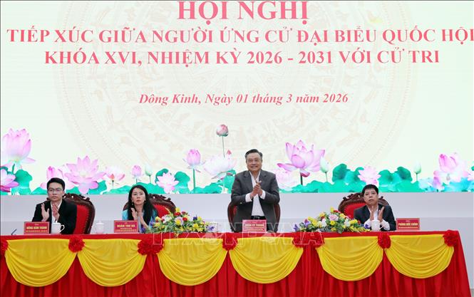 Chủ nhiệm Ủy ban Kiểm tra Trung ương Trần Sỹ Thanh cùng các ứng cử viên đại biểu Quốc hội khóa XVI, thuộc đơn vị bầu cử số 1 tỉnh Lạng Sơn tiếp xúc cử tri vận động bầu cử trực tiếp tại phường Đông Kinh. Ảnh: Văn Đạt - TTXVN