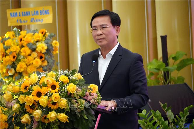 Ủy viên trung ương Đảng, Chủ tịch UBND tỉnh Lâm Đồng Hồ Văn Mười chỉ đạo tháo gỡ khó khăn cho các doanh nghiệp. Ảnh: Chu Quốc Hùng - TTXVN