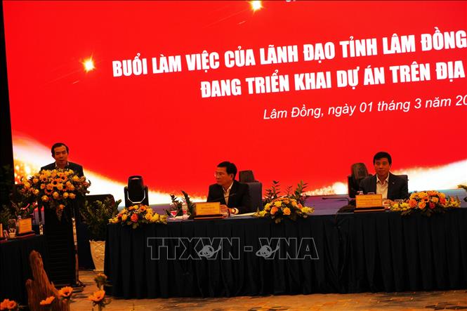 2 Ủy viên trung ương Đảng là Bí thư Tỉnh ủy Lâm Đồng Y Thanh Hà Niê Kđăm và Chủ tịch UBND tỉnh Lâm Đồng Hồ Văn Mười cùng nghe doanh nghiệp kiến nghị. Ảnh: Chu Quốc Hùng - TTXVN